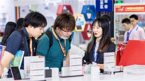 專業講解團隊為咨詢人士進行了耐心解說